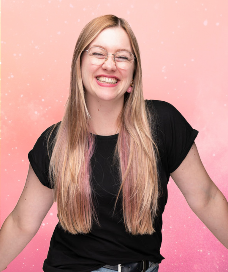 Pia Marlen Ungruh Soulful Branding & Design Lächelnde Frau mit langen, blonden Haaren vor einem rosa-hintergrund.