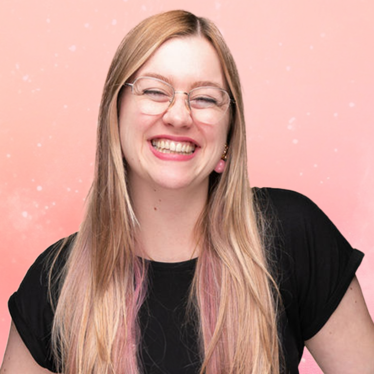 Lächelnde Frau mit langen, blonden Haaren und rosa Hintergrund.