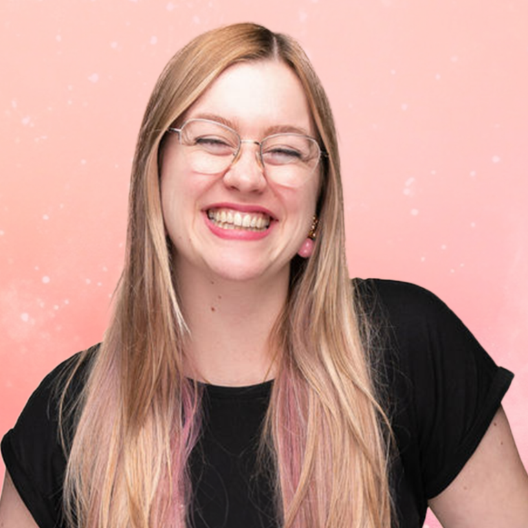 Pia Marlen Ungruh Soulful Branding & Design Junge Frau mit langen, blonden Haaren und Brille, lächelt vor rosa Hintergrund.