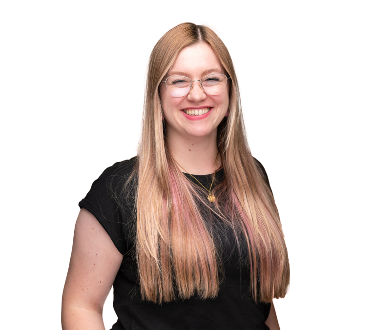 Pia Marlen Ungruh Soulful Branding & Design Lächelnde Frau mit langen, blonden Haaren und Brille, trägt ein schwarzes T-Shirt.