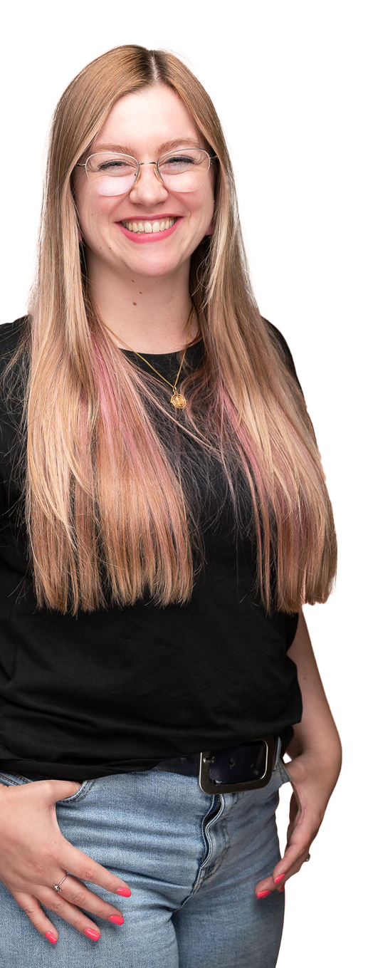 Pia Marlen Ungruh Soulful Branding & Design Eine lächelnde Frau mit langen, glatten Haaren in einem schwarzen Shirt und Jeans.